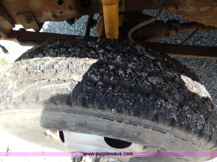 image for item G3165 1997 Ford F350 XL flatbed truck