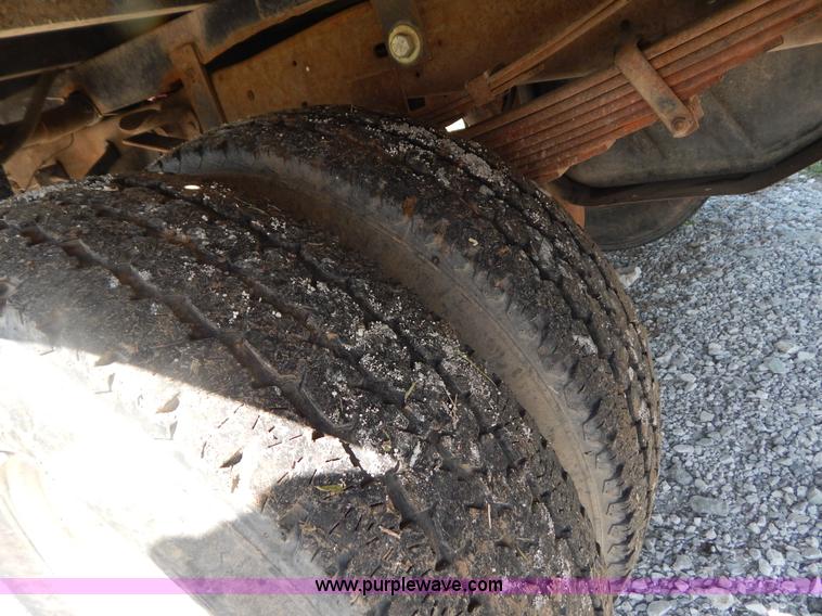 image for item G3165 1997 Ford F350 XL flatbed truck