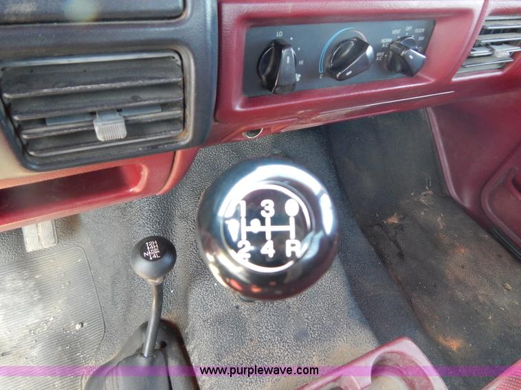 image for item G3165 1997 Ford F350 XL flatbed truck