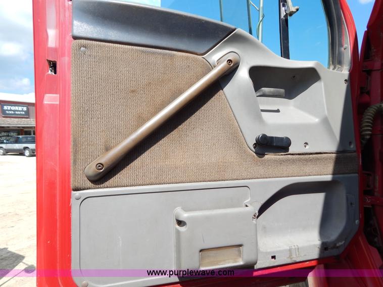 image for item G3166 1997 Ford A9513 AeroMax 113 dump truck