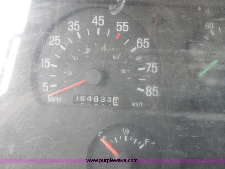 image for item G3166 1997 Ford A9513 AeroMax 113 dump truck