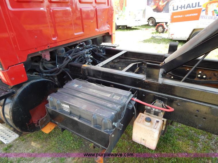 image for item G3166 1997 Ford A9513 AeroMax 113 dump truck