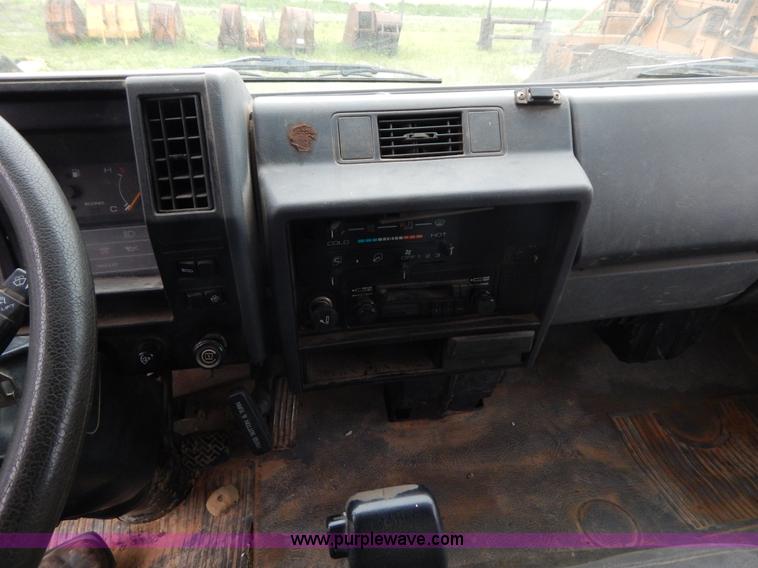 image for item G3170 1995 Isuzu NPR Electromatic box truck