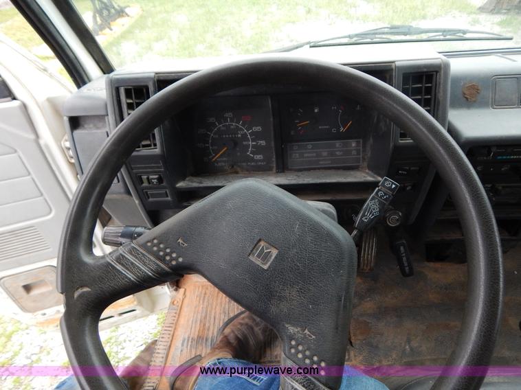 image for item G3170 1995 Isuzu NPR Electromatic box truck