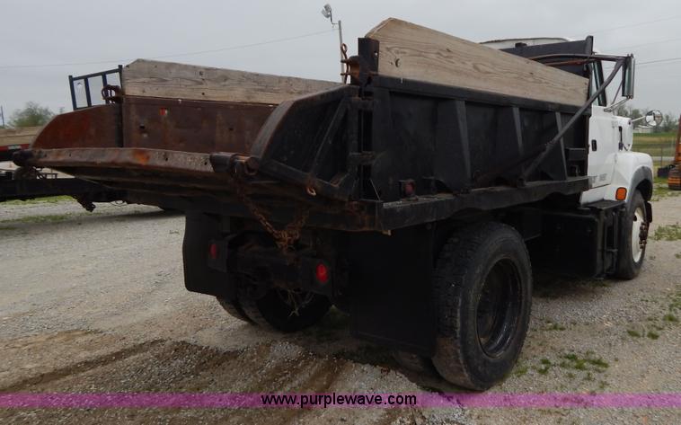 image for item G3174 1994 Ford LA9000 AeroMax dump truck