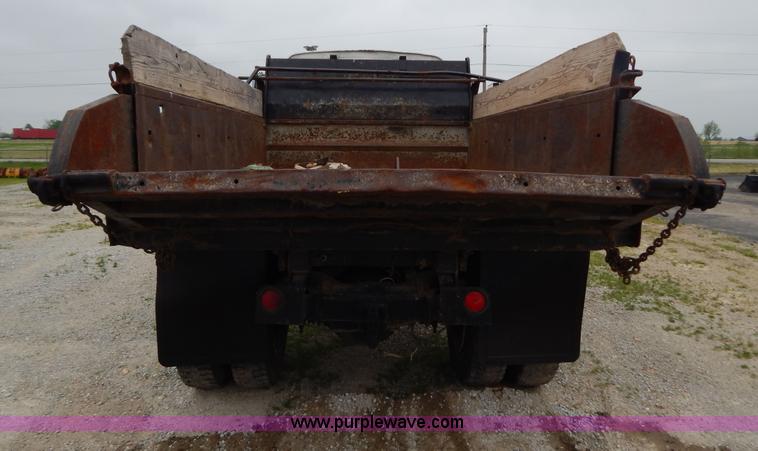 image for item G3174 1994 Ford LA9000 AeroMax dump truck