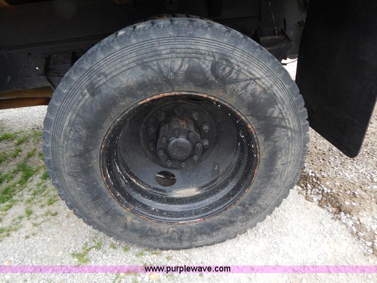 image for item G3174 1994 Ford LA9000 AeroMax dump truck