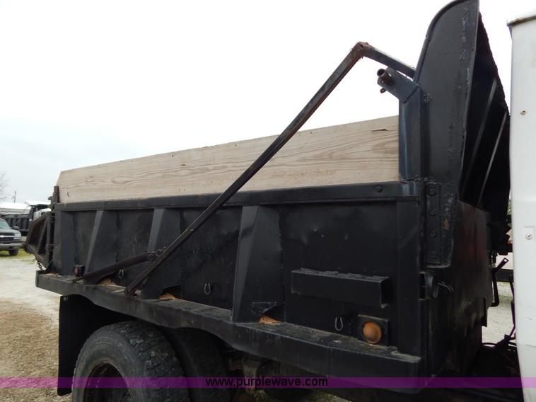 image for item G3174 1994 Ford LA9000 AeroMax dump truck