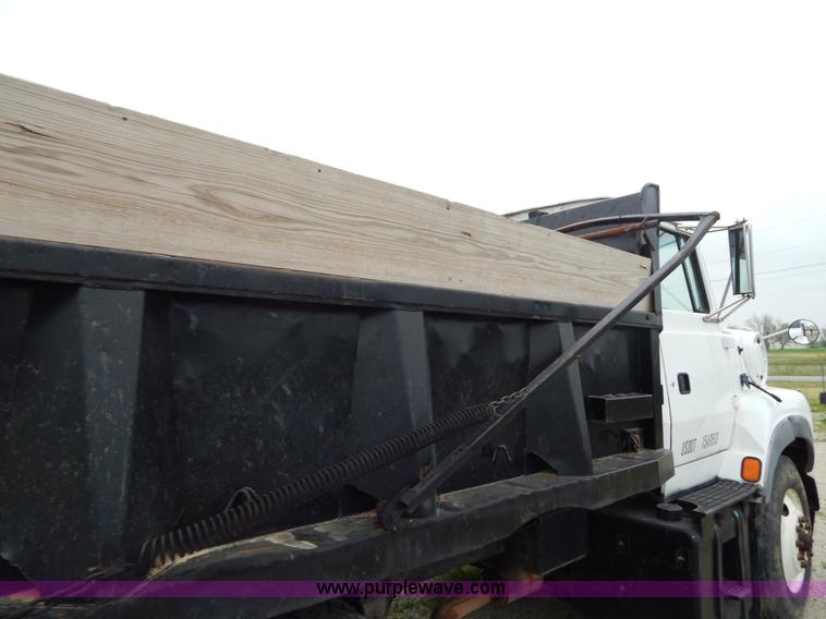 image for item G3174 1994 Ford LA9000 AeroMax dump truck