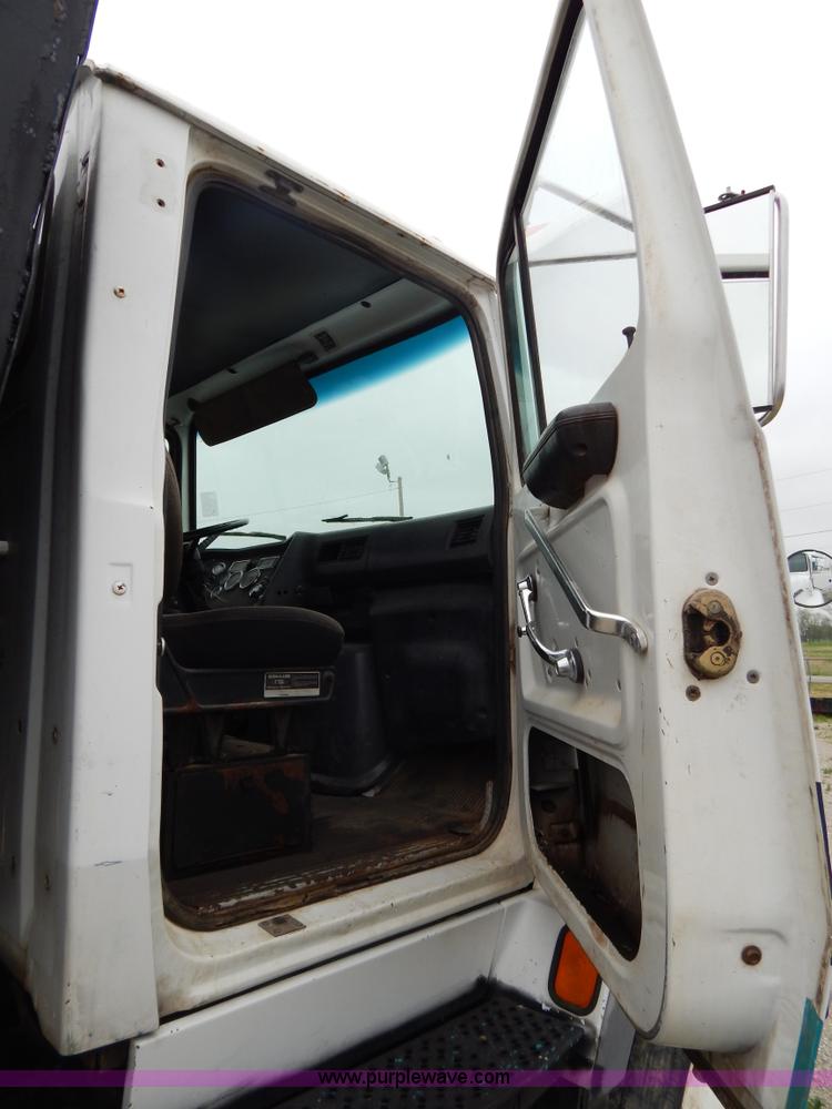 image for item G3174 1994 Ford LA9000 AeroMax dump truck