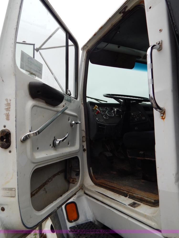 image for item G3174 1994 Ford LA9000 AeroMax dump truck