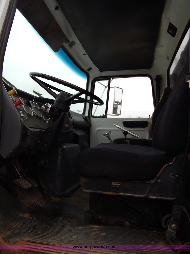 image for item G3174 1994 Ford LA9000 AeroMax dump truck