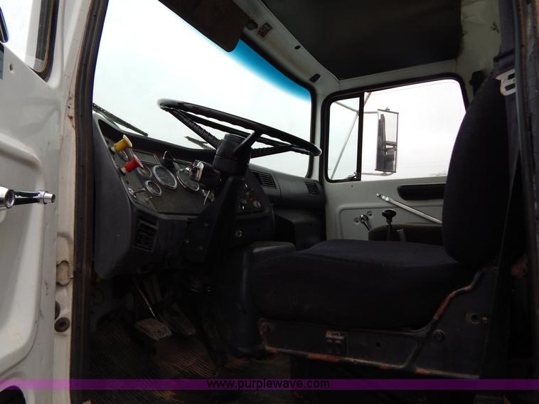 image for item G3174 1994 Ford LA9000 AeroMax dump truck