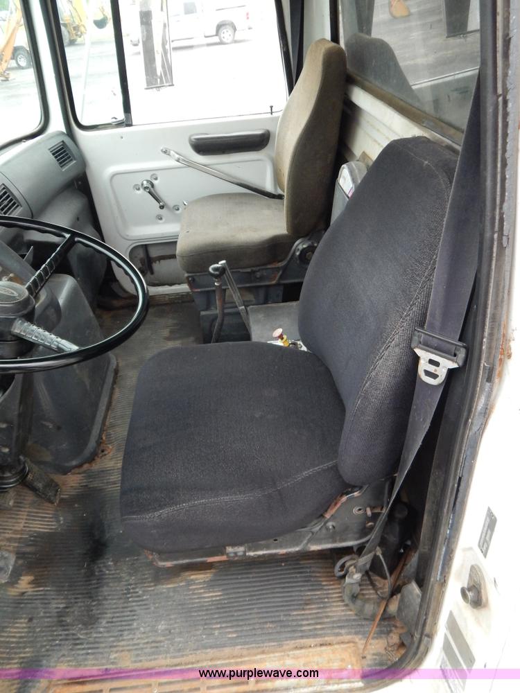 image for item G3174 1994 Ford LA9000 AeroMax dump truck