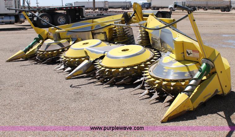image for item G5720 2006 John Deere 678 six meter rotary forage head