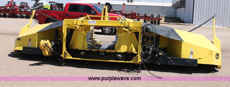 image for item G5720 2006 John Deere 678 six meter rotary forage head