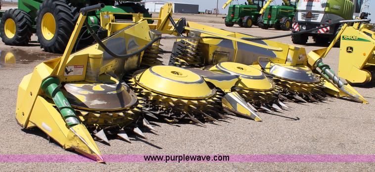 image for item G5720 2006 John Deere 678 six meter rotary forage head