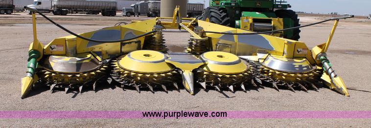 image for item G5720 2006 John Deere 678 six meter rotary forage head