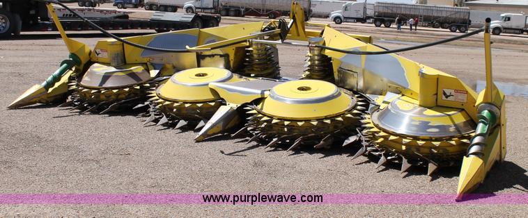 image for item G5720 2006 John Deere 678 six meter rotary forage head