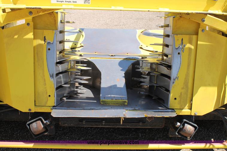 image for item G5720 2006 John Deere 678 six meter rotary forage head