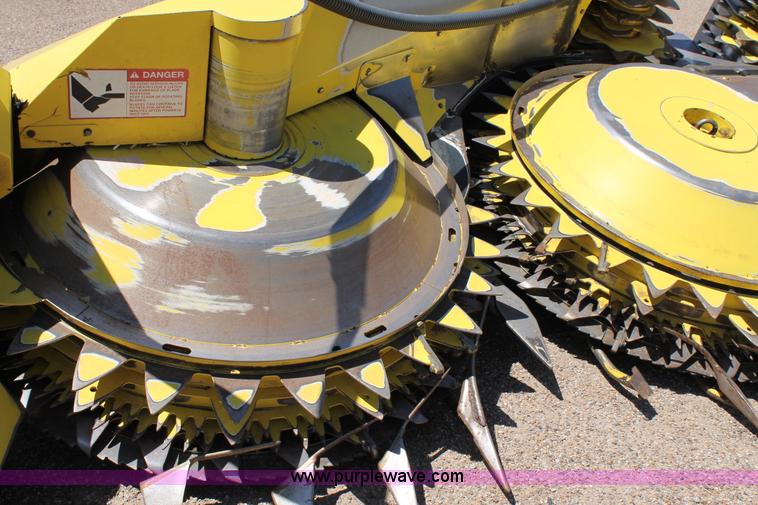 image for item G5720 2006 John Deere 678 six meter rotary forage head
