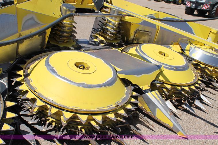 image for item G5720 2006 John Deere 678 six meter rotary forage head
