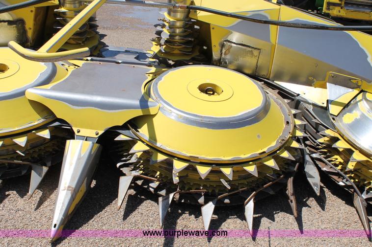 image for item G5720 2006 John Deere 678 six meter rotary forage head