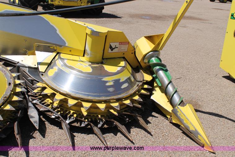 image for item G5720 2006 John Deere 678 six meter rotary forage head