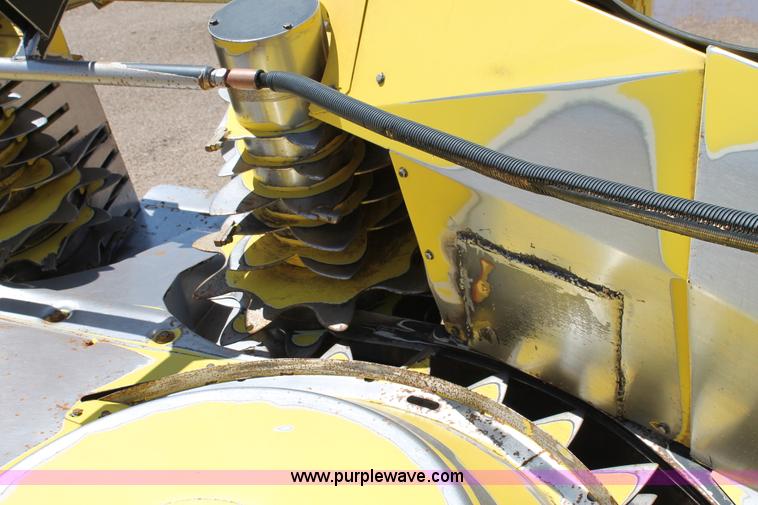 image for item G5720 2006 John Deere 678 six meter rotary forage head