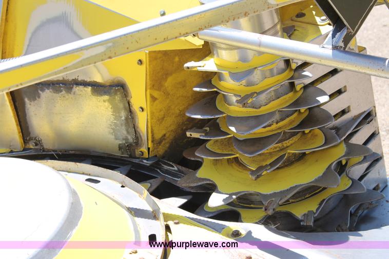 image for item G5720 2006 John Deere 678 six meter rotary forage head