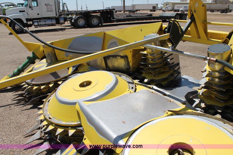 image for item G5720 2006 John Deere 678 six meter rotary forage head