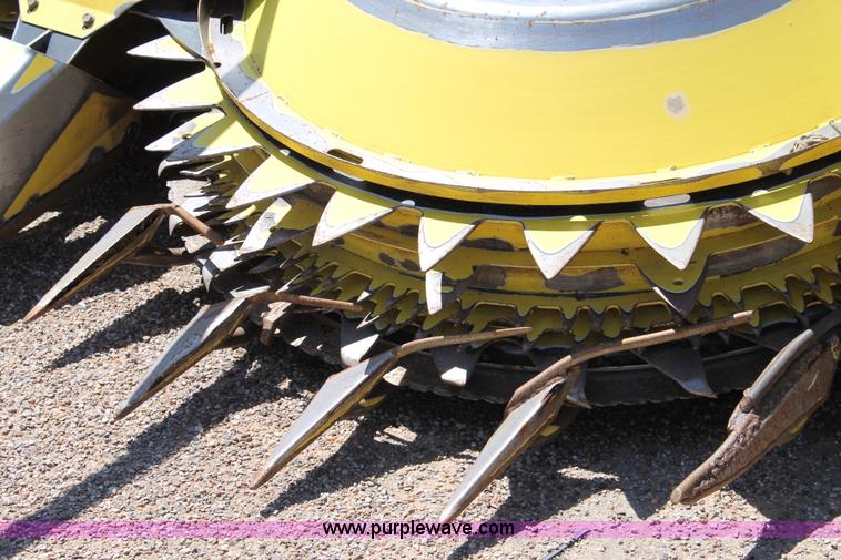 image for item G5720 2006 John Deere 678 six meter rotary forage head