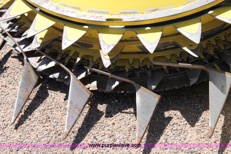 image for item G5720 2006 John Deere 678 six meter rotary forage head