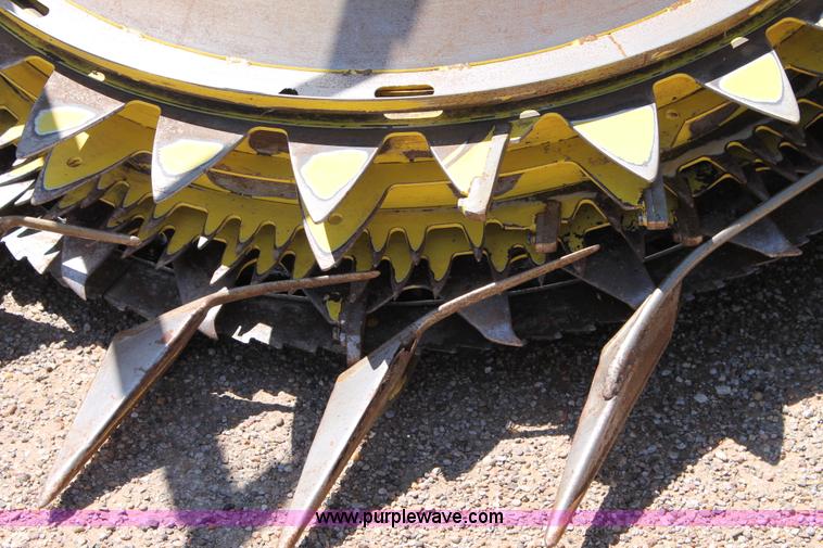 image for item G5720 2006 John Deere 678 six meter rotary forage head