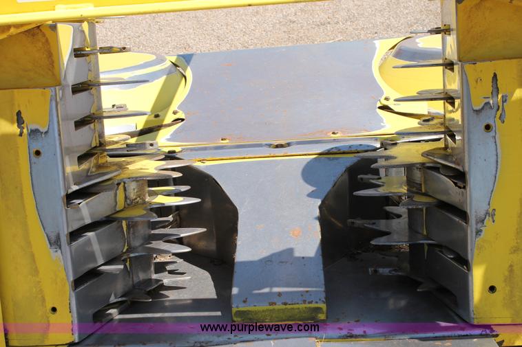 image for item G5720 2006 John Deere 678 six meter rotary forage head