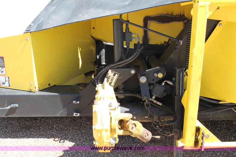 image for item G5720 2006 John Deere 678 six meter rotary forage head