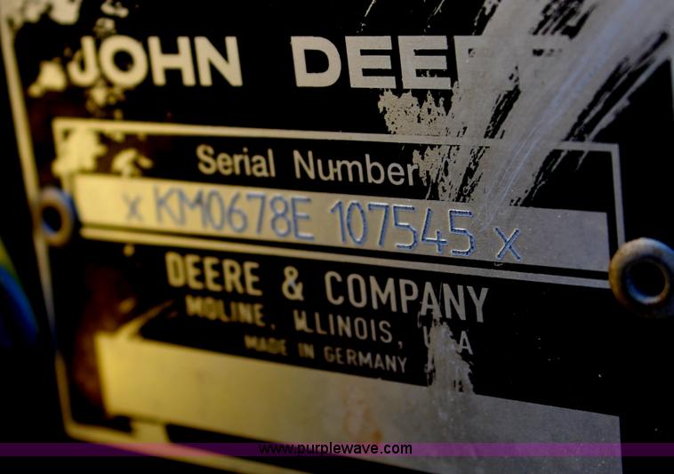 image for item G5720 2006 John Deere 678 six meter rotary forage head