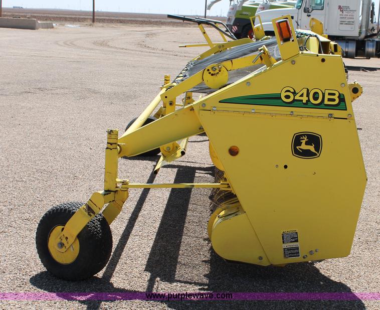 image for item G5721 2006 John Deere 640B pickup head