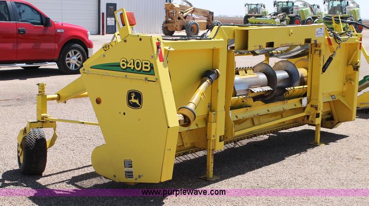 image for item G5721 2006 John Deere 640B pickup head