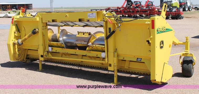 image for item G5721 2006 John Deere 640B pickup head