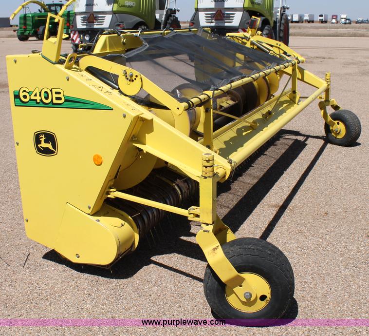 image for item G5721 2006 John Deere 640B pickup head