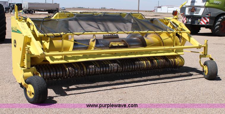 image for item G5721 2006 John Deere 640B pickup head