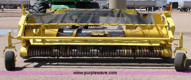 image for item G5721 2006 John Deere 640B pickup head