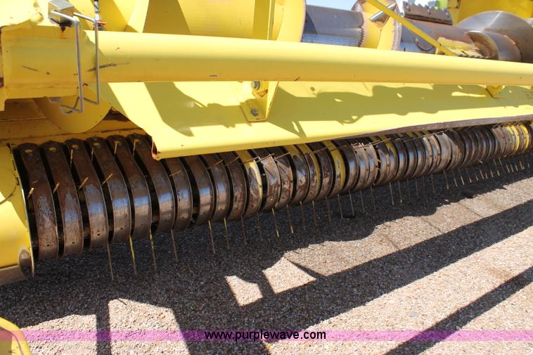 image for item G5721 2006 John Deere 640B pickup head