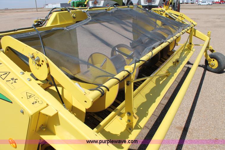 image for item G5721 2006 John Deere 640B pickup head