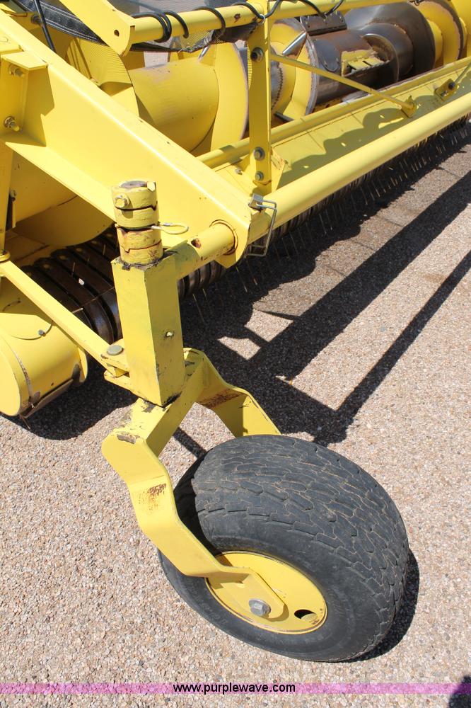 image for item G5721 2006 John Deere 640B pickup head