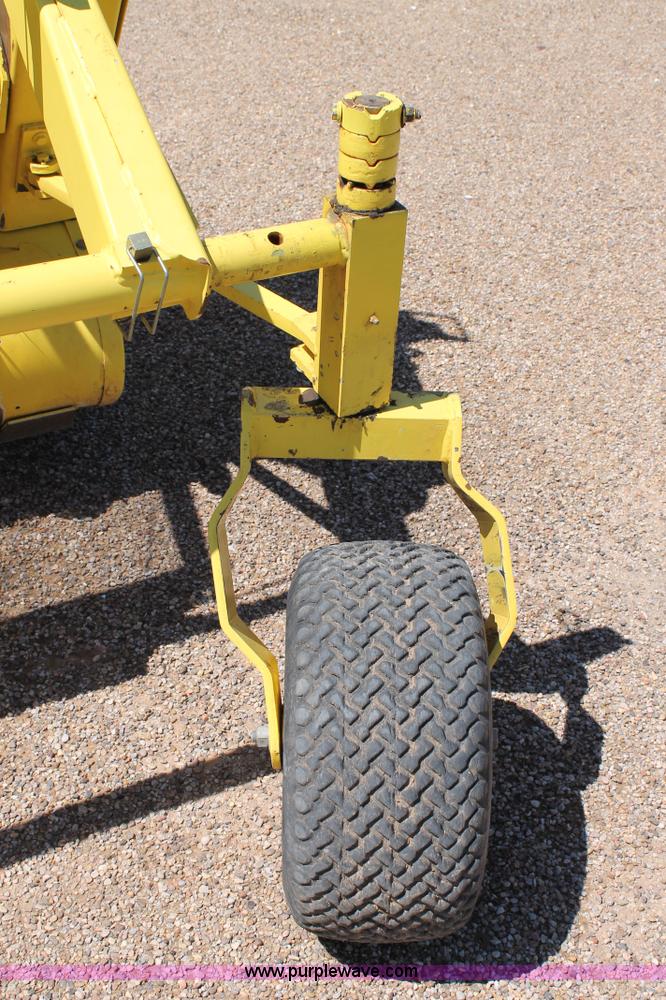 image for item G5721 2006 John Deere 640B pickup head