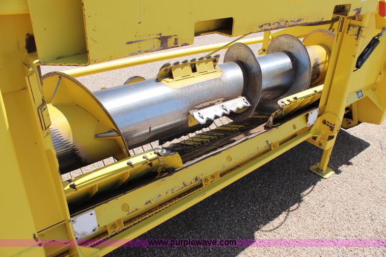 image for item G5721 2006 John Deere 640B pickup head