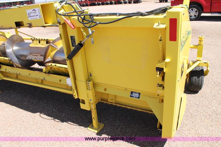 image for item G5721 2006 John Deere 640B pickup head