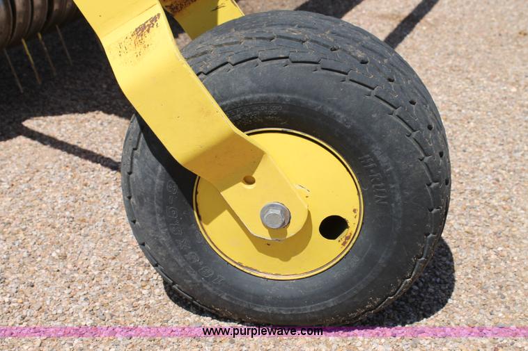 image for item G5721 2006 John Deere 640B pickup head